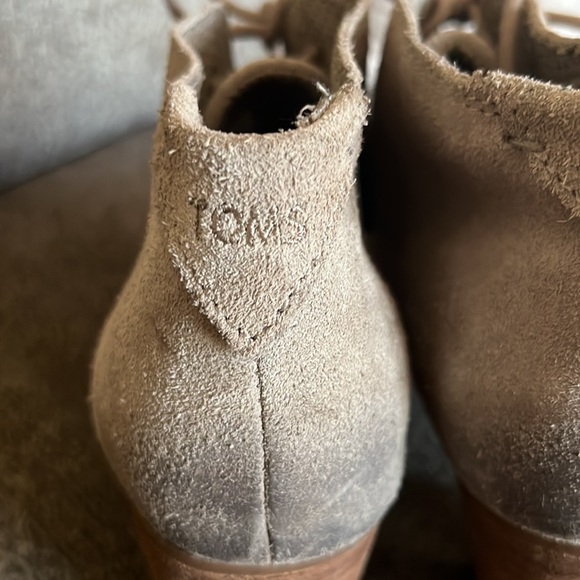 Tom's suede distressed lace up stacked taupe oatmeal ankle booties Size 8 - Picture 13 of 14